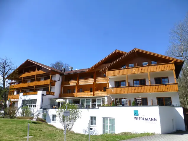 Hotelgebäude mit aufgehellten Holzbalkonen nach der Renovierung