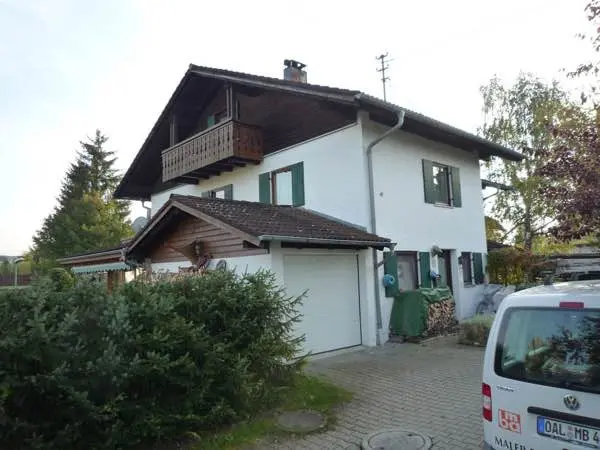 Wohnhaus mit dunklen Holzflächen vor der Renovierung