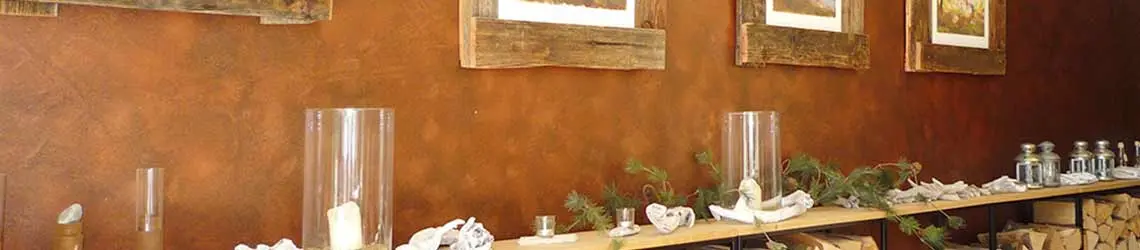 Wandgestaltung in Rost- und Kupfertönen mit Holzregal