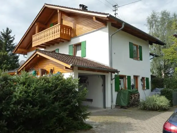 Wohnhaus mit aufgehellten Holzbalkonen nach der Renovierung