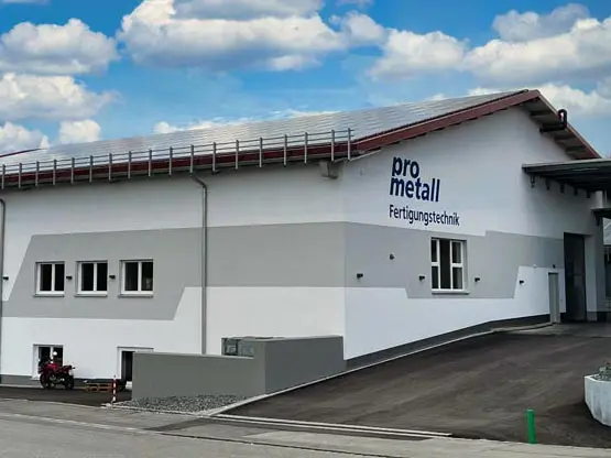 Neu gestaltete Fassade des Firmengebäudes pro metall