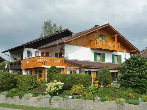 Wohnhaus mit Garten und aufgehellten Holzflächen nach der Renovierung